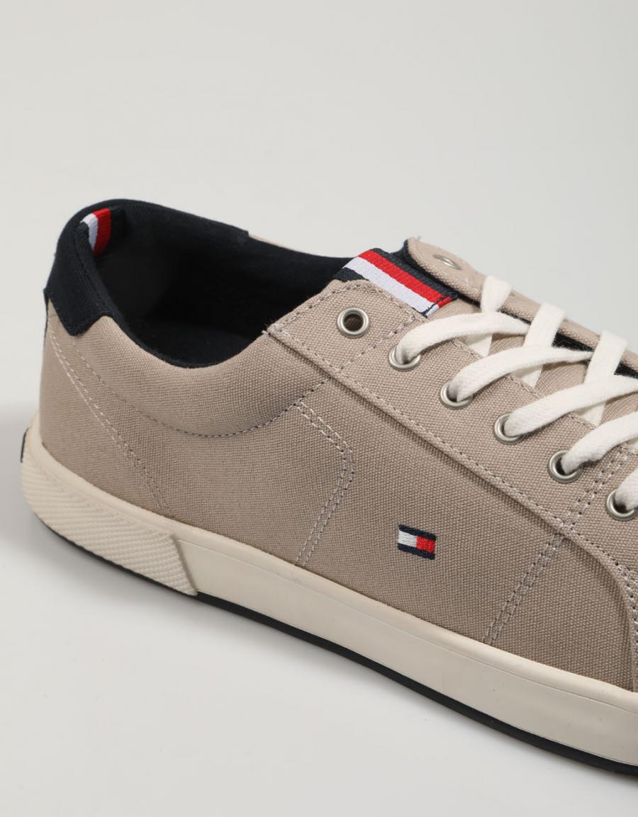 ZAPATILLAS TOMMY HILFIGER ICONIC en color Beige