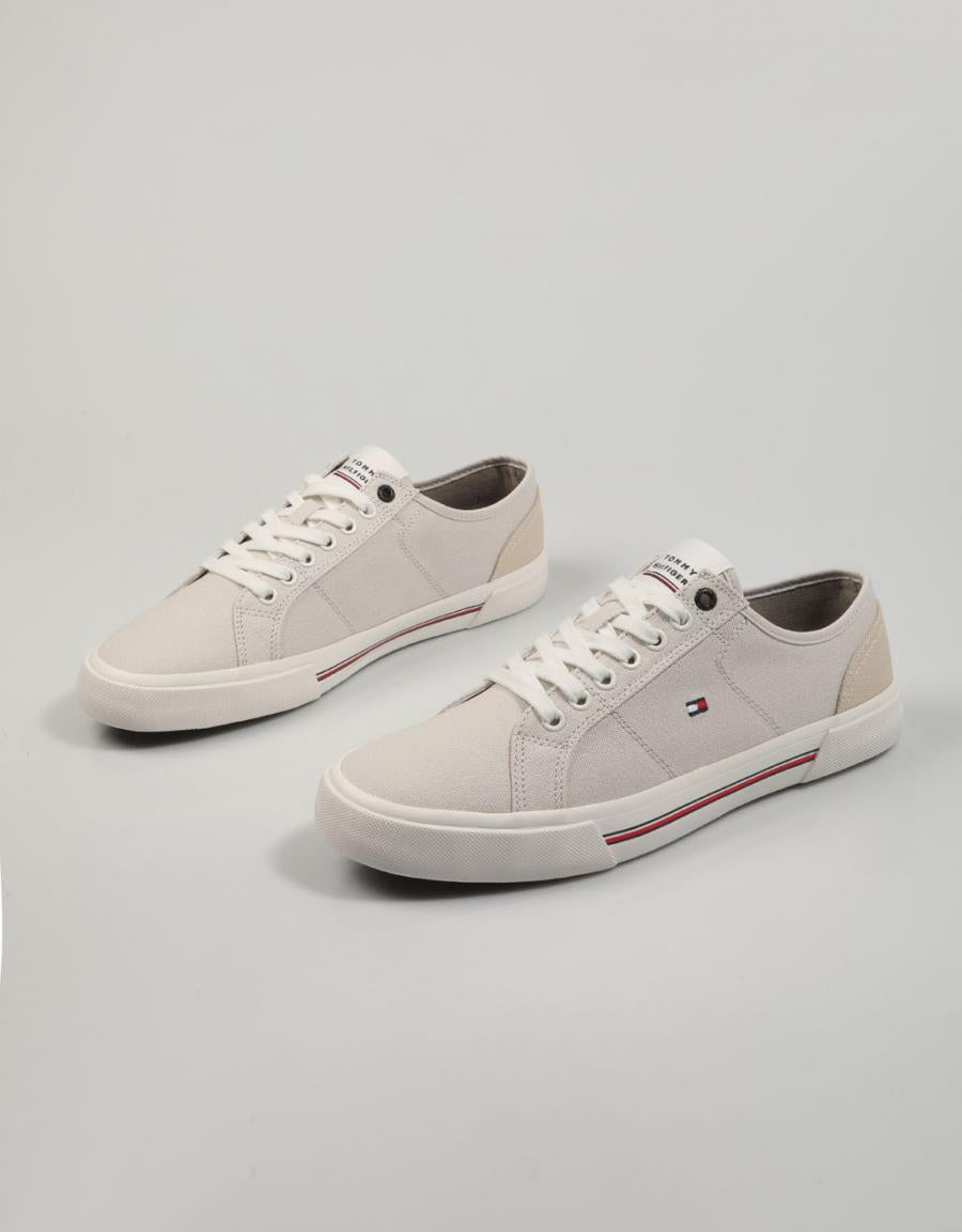 ZAPATILLAS TOMMY HILFIGER CORE en color Beige