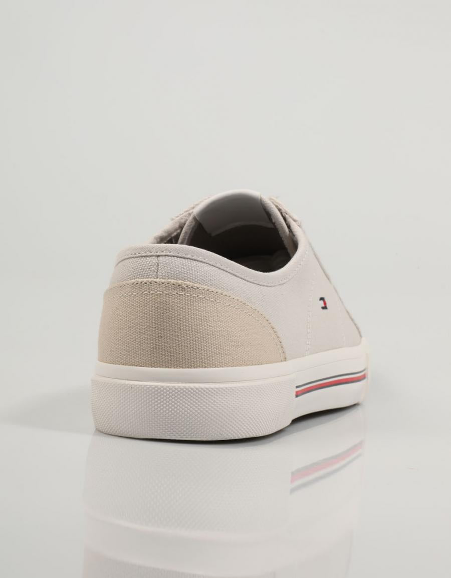 ZAPATILLAS TOMMY HILFIGER CORE en color Beige