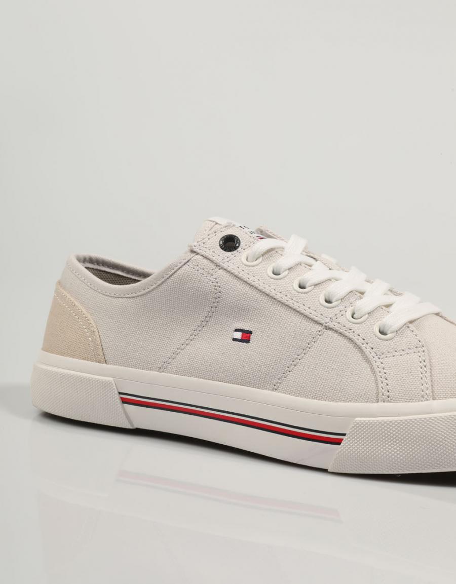 ZAPATILLAS TOMMY HILFIGER CORE en color Beige