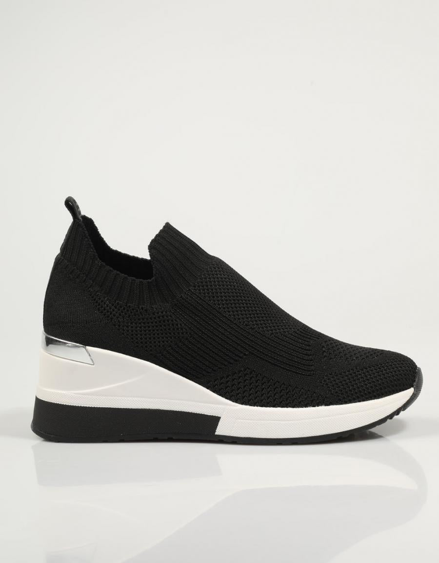 ZAPATILLAS XTI 141115 en color Negro