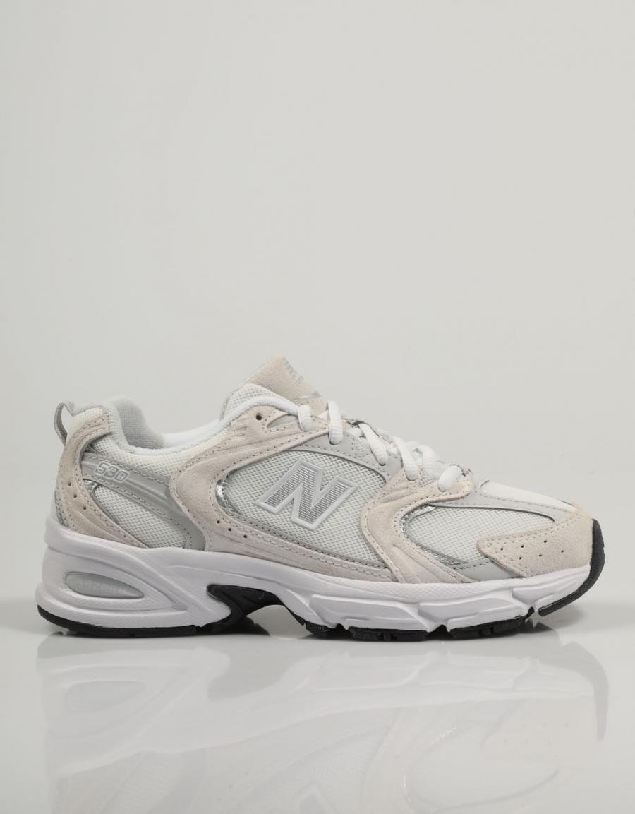 ZAPATILLAS NEW BALANCE MR530 en color Beige