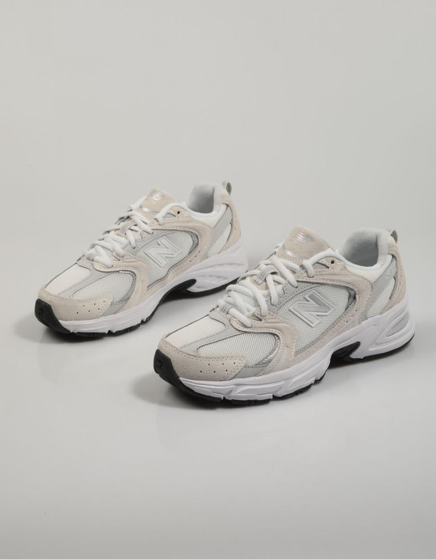 ZAPATILLAS NEW BALANCE MR530 en color Beige