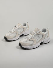 ZAPATILLAS NEW BALANCE MR530 en color Beige