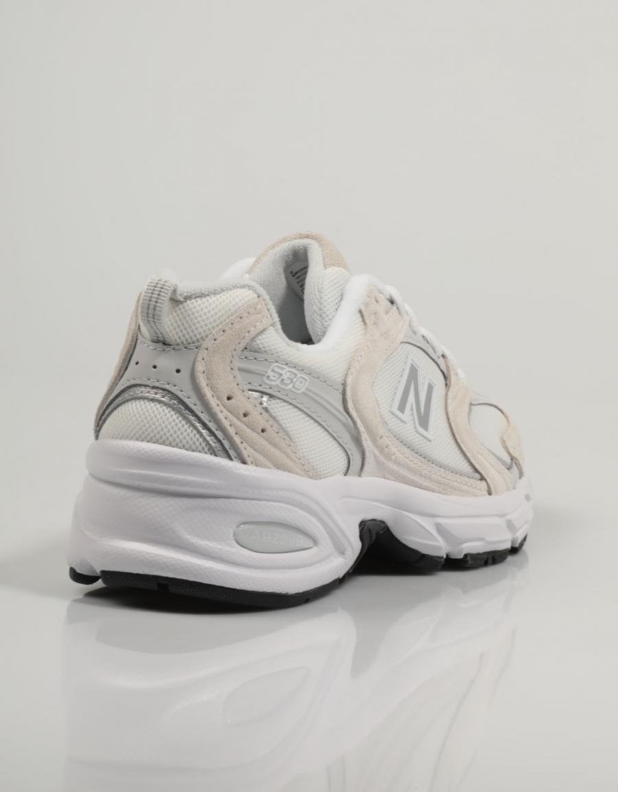 ZAPATILLAS NEW BALANCE MR530 en color Beige