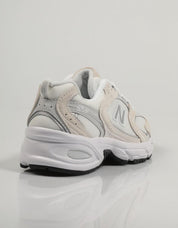 ZAPATILLAS NEW BALANCE MR530 en color Beige