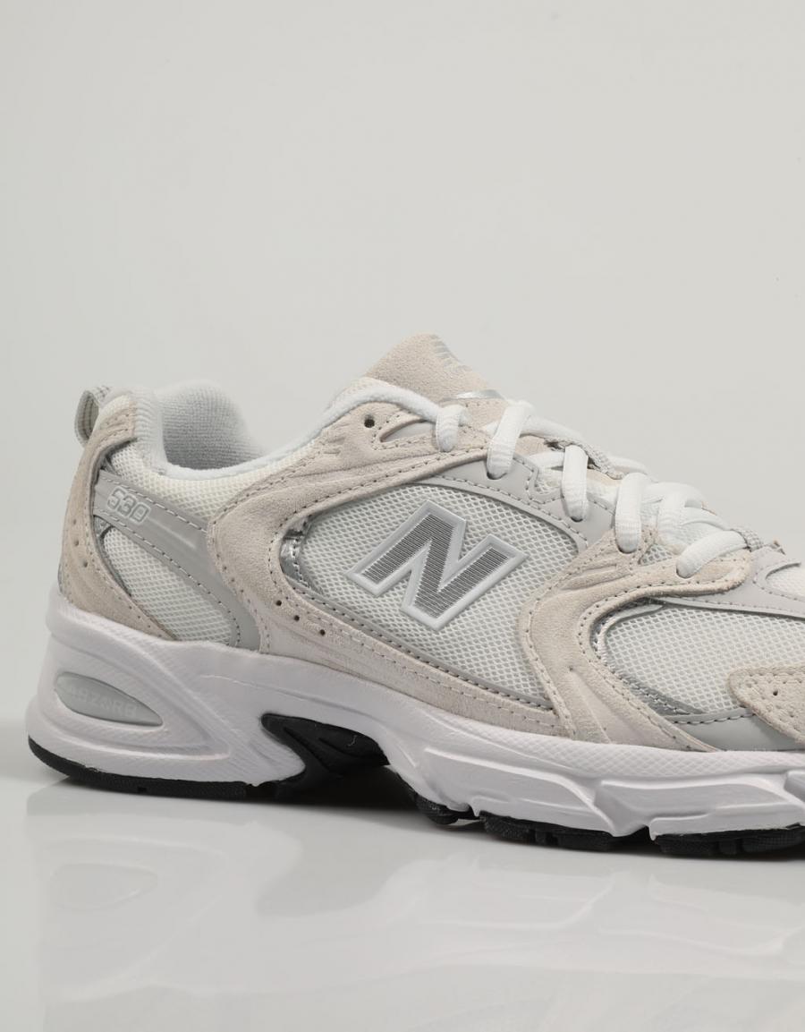 ZAPATILLAS NEW BALANCE MR530 en color Beige