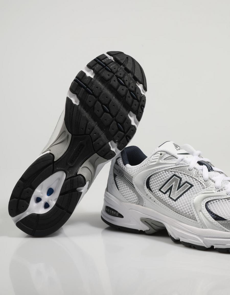 ZAPATILLAS NEW BALANCE MR530 en color Blanco