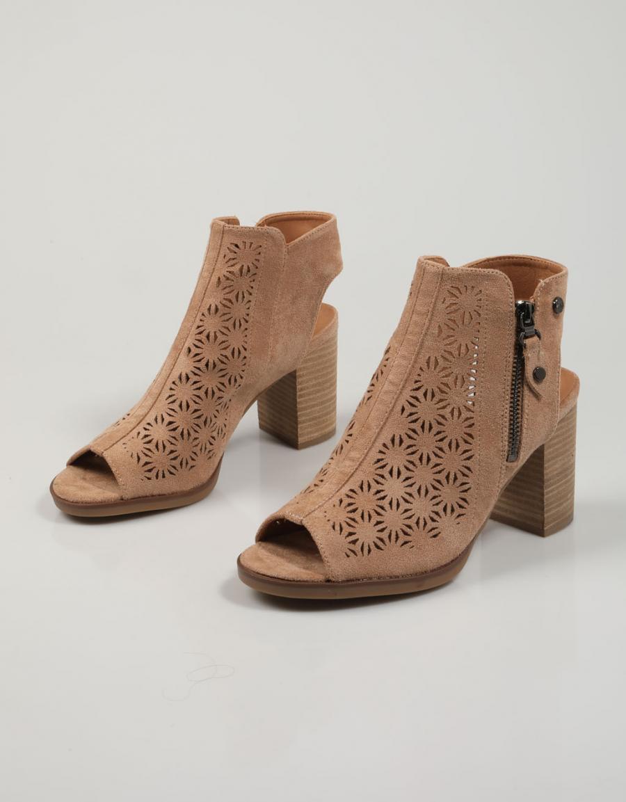 SANDALIAS XTI 141100 en color Cuero