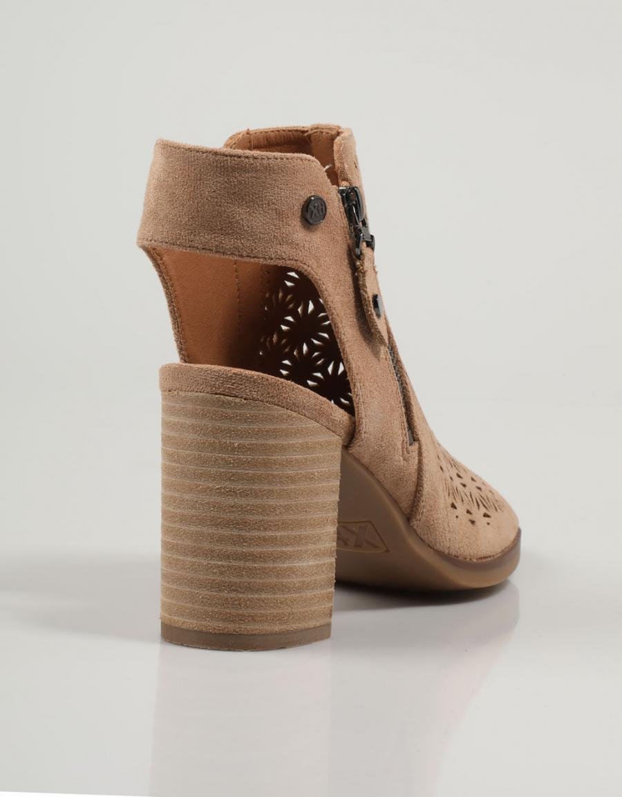 SANDALIAS XTI 141100 en color Cuero