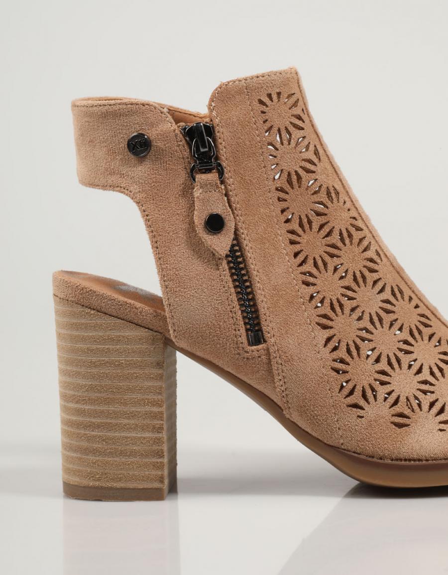 SANDALIAS XTI 141100 en color Cuero