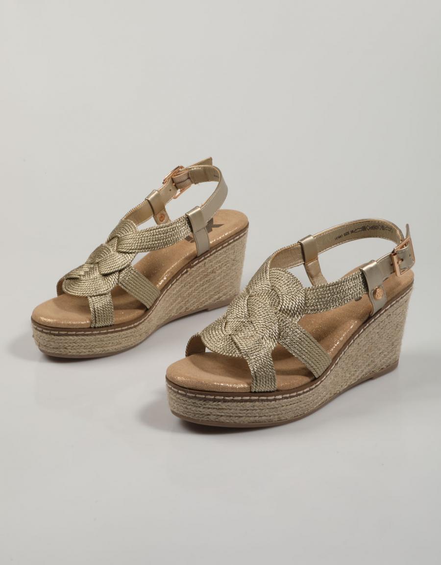 SANDALIAS XTI 141441 en color Platino