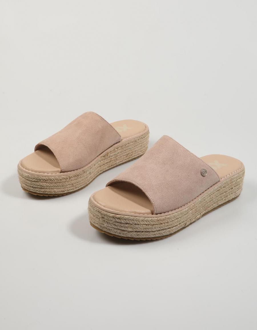 SANDALIAS XTI 141253 en color Beige