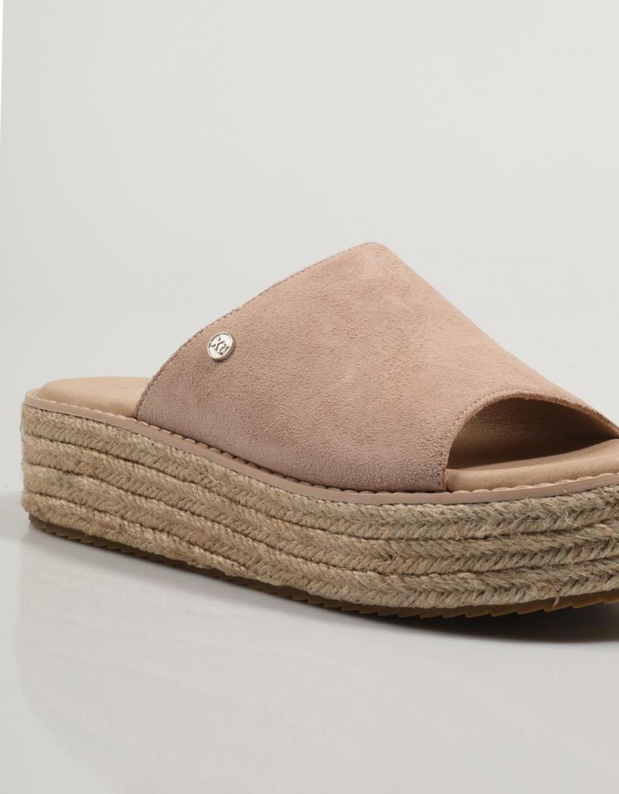 SANDALIAS XTI 141253 en color Beige