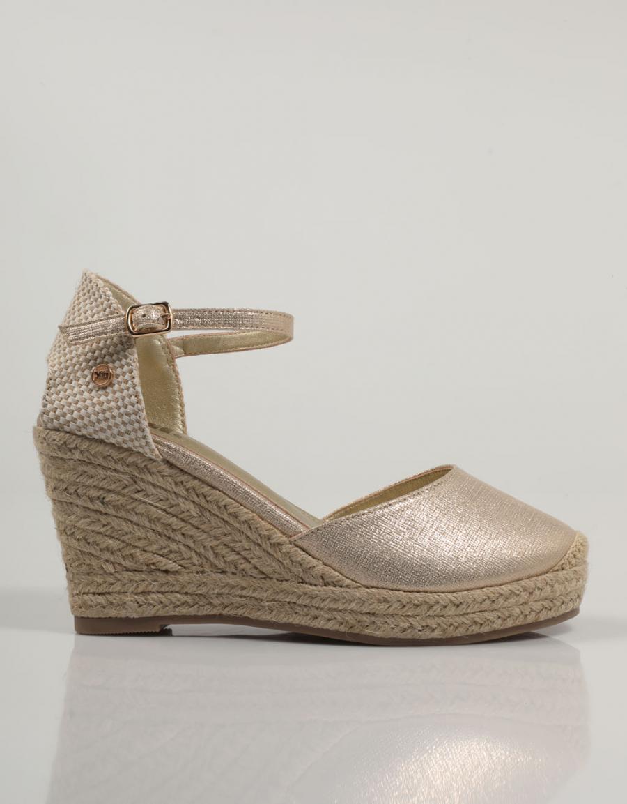 SANDALIAS XTI 141143 en color Platino
