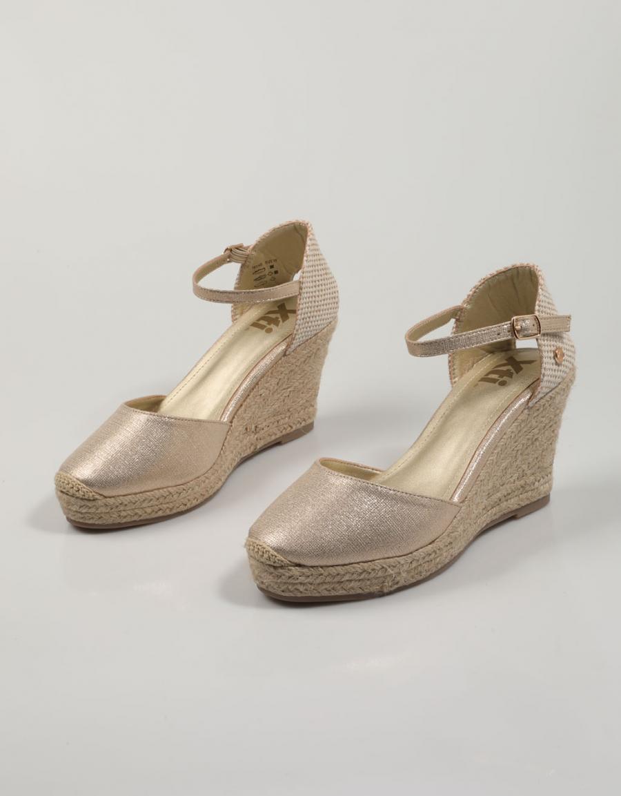 SANDALIAS XTI 141143 en color Platino