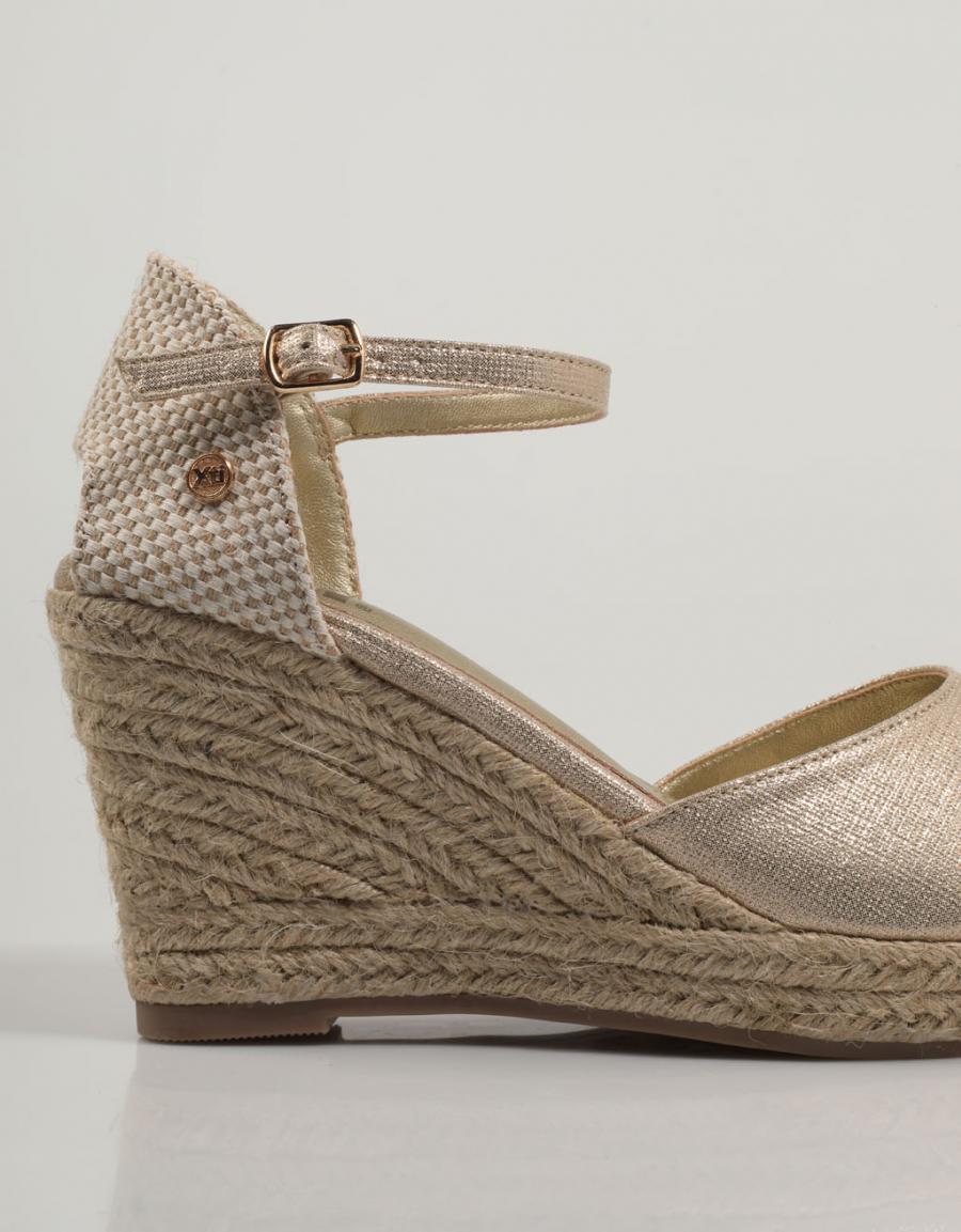SANDALIAS XTI 141143 en color Platino