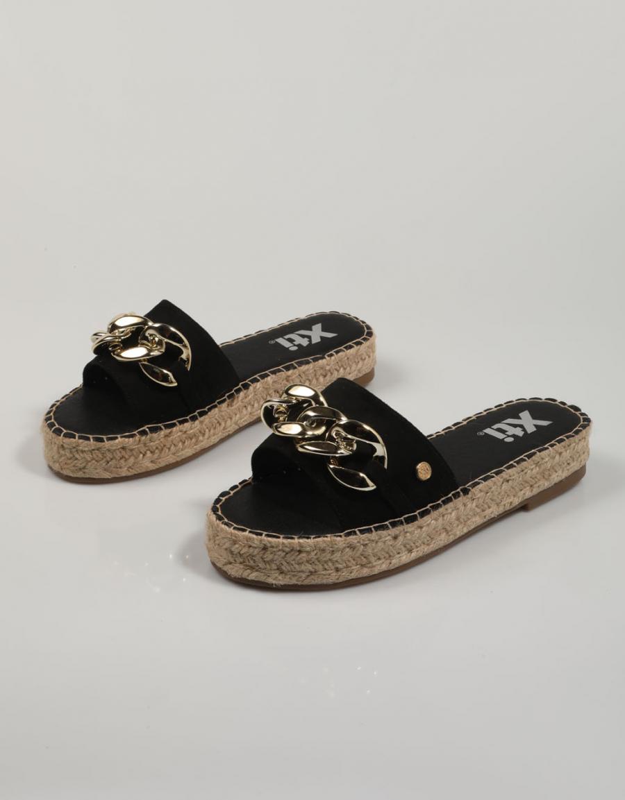 SANDALIAS XTI 141403 en color Negro