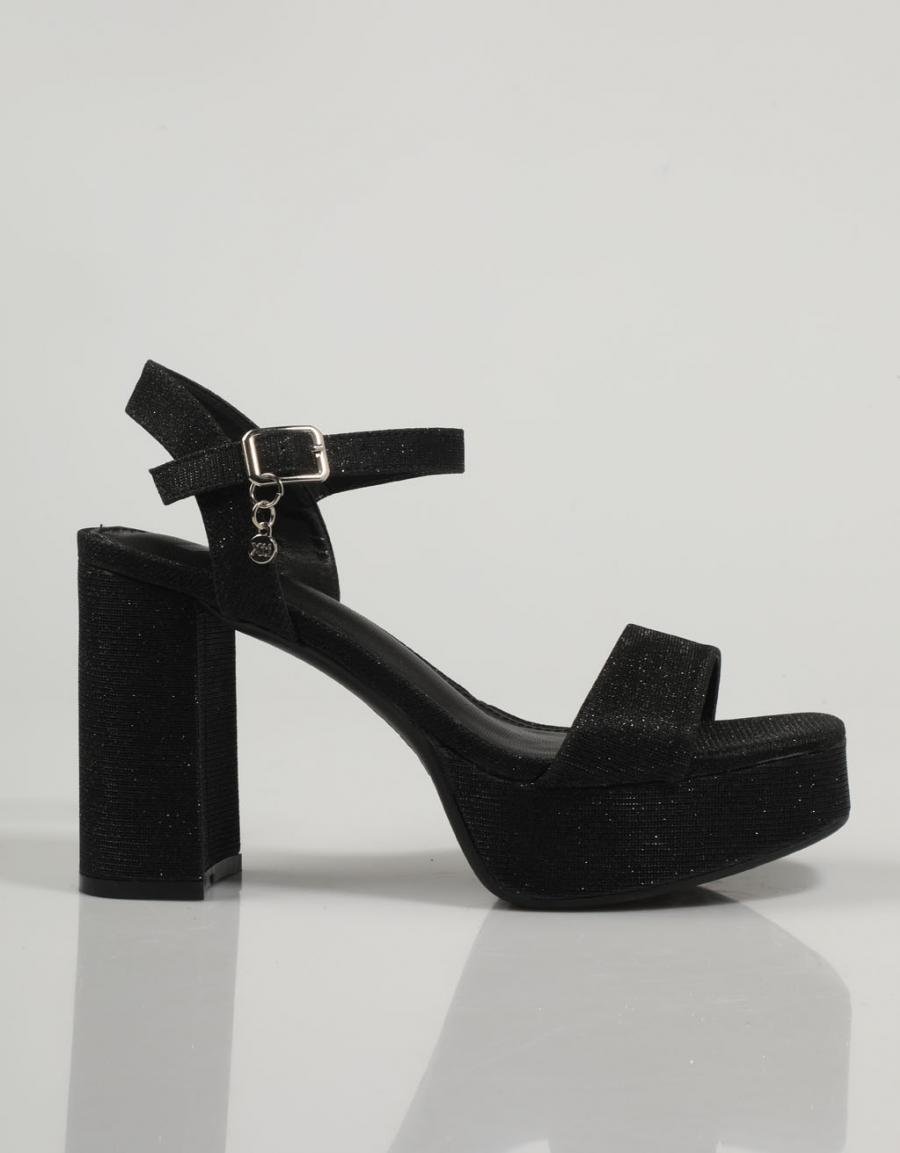 SANDALIAS XTI 141160 en color Negro