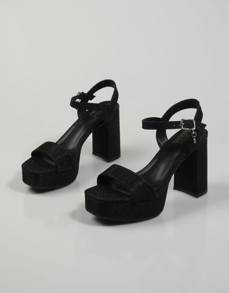 SANDALIAS XTI 141160 en color Negro