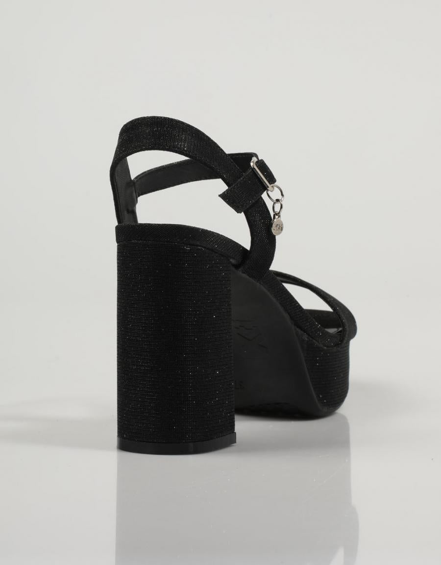 SANDALIAS XTI 141160 en color Negro