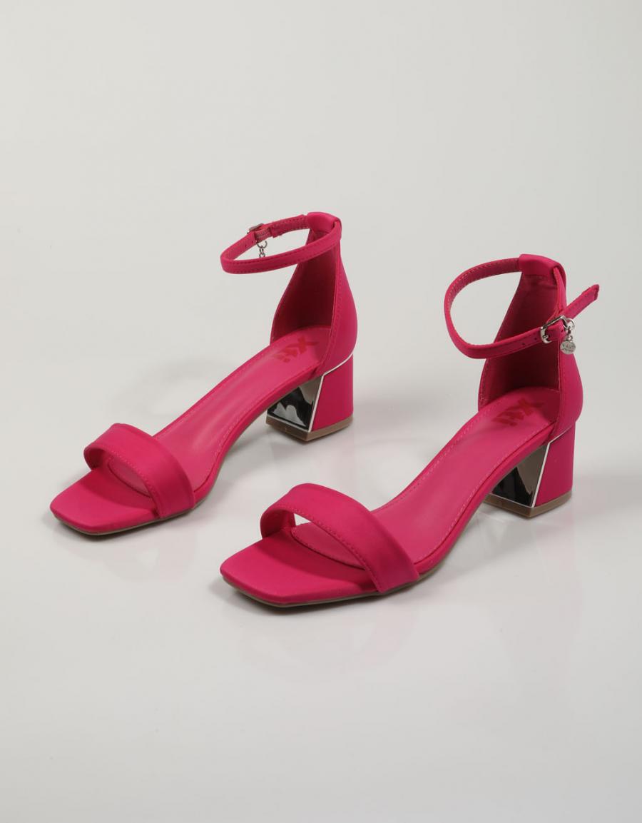 SANDALIAS XTI 140937 en color Fuxia