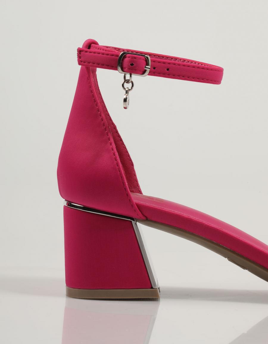 SANDALIAS XTI 140937 en color Fuxia