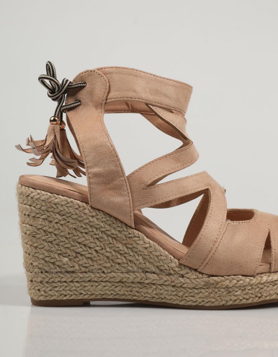 SANDALIAS CHIKA10 VIOLETA en color Beige