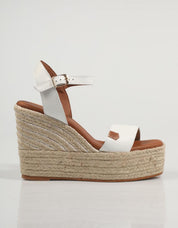 SANDALIAS POPA KUTA en color Blanco