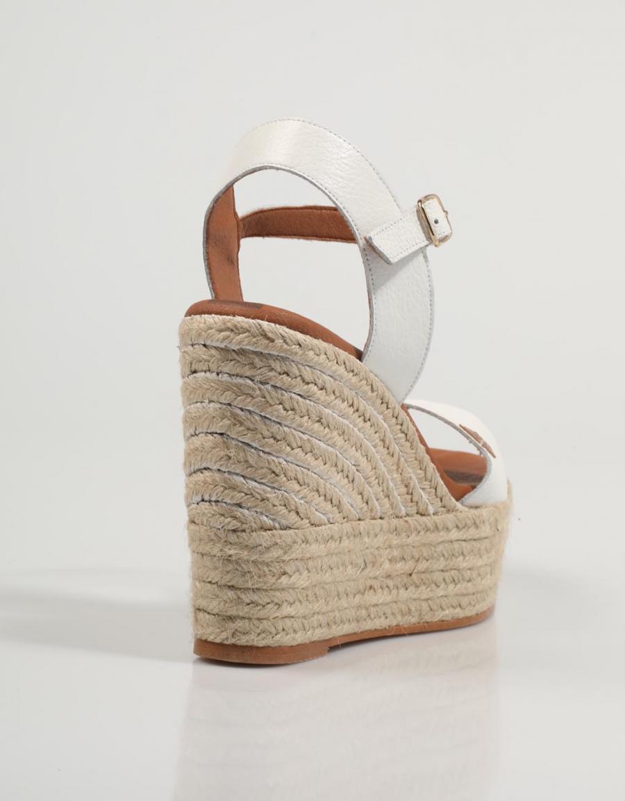 SANDALIAS POPA KUTA en color Blanco