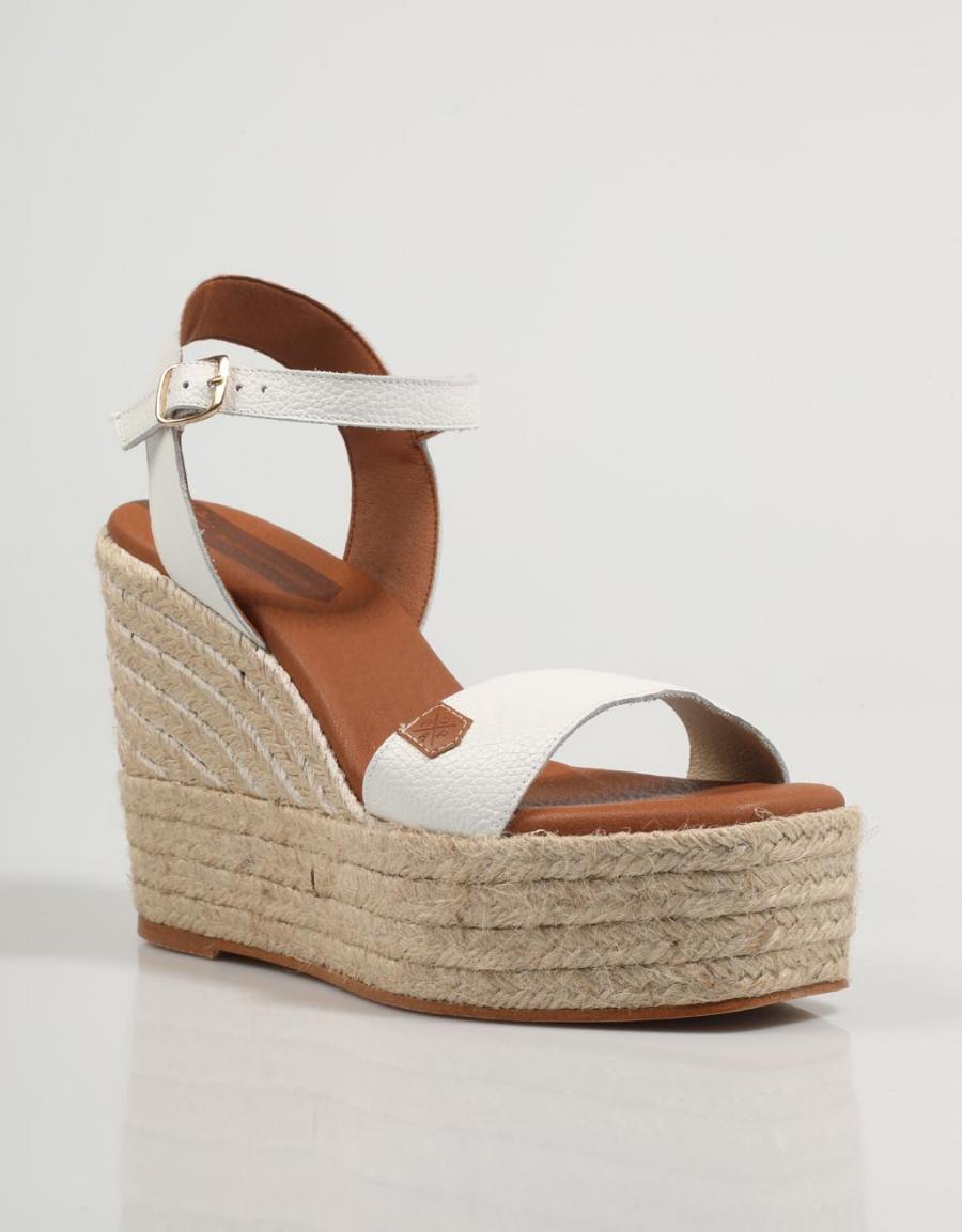 SANDALIAS POPA KUTA en color Blanco