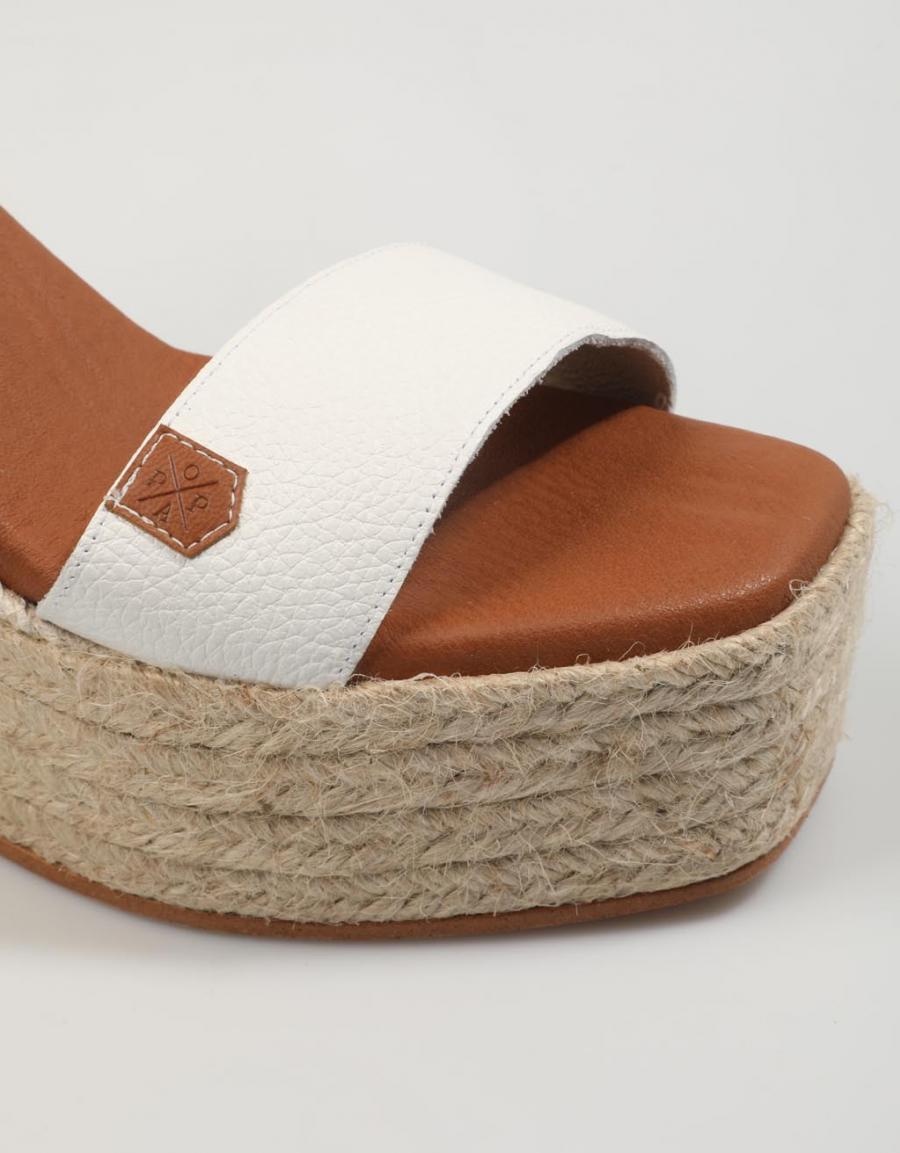 SANDALIAS POPA KUTA en color Blanco