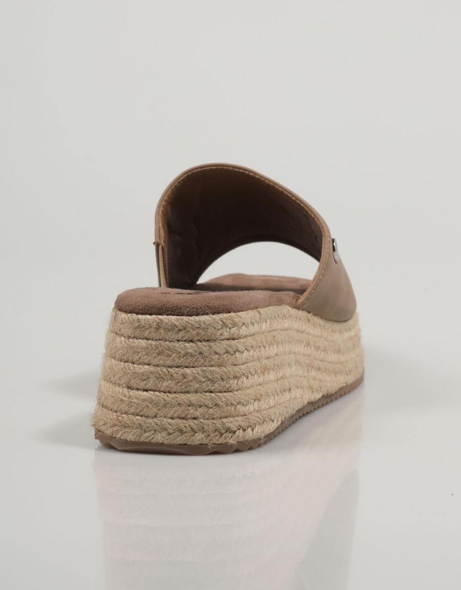 SANDALIAS REFRESH 170776 en color Taupe