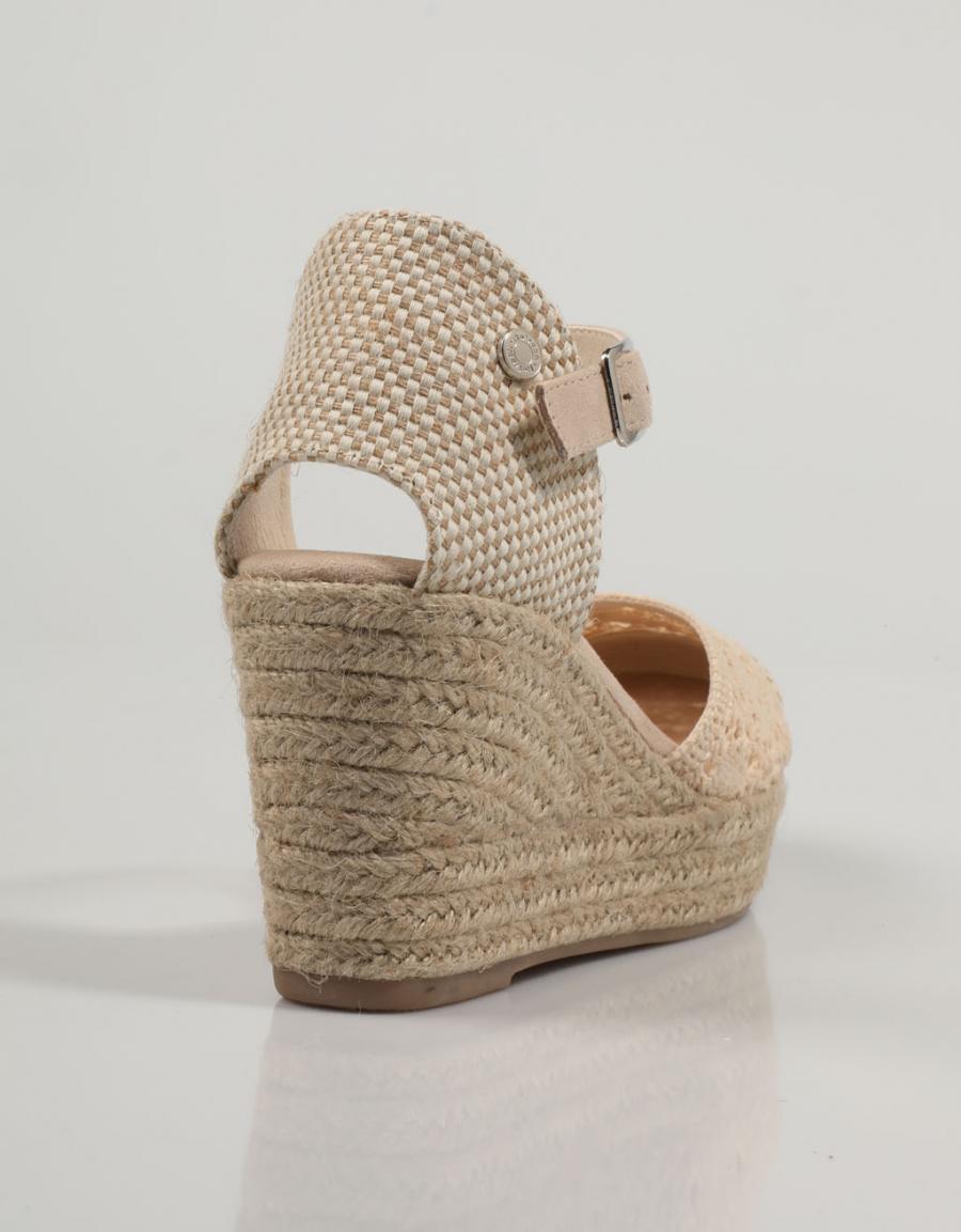 SANDALIAS REFRESH 170869 en color Beige