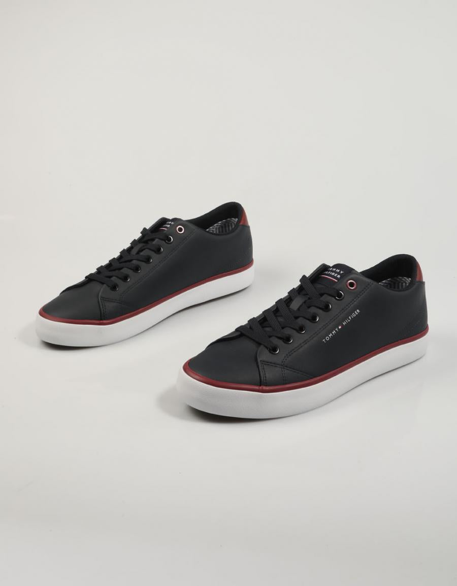 ZAPATILLAS TOMMY HILFIGER TH HI VULC CORE LOW LEATHER en color Azul marino