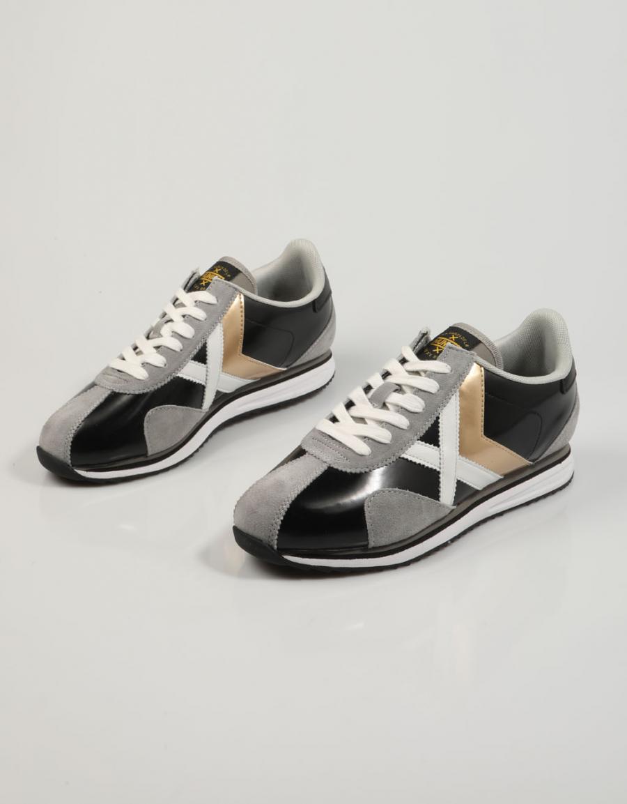 ZAPATILLAS MUNICH SAPPORO en color Negro