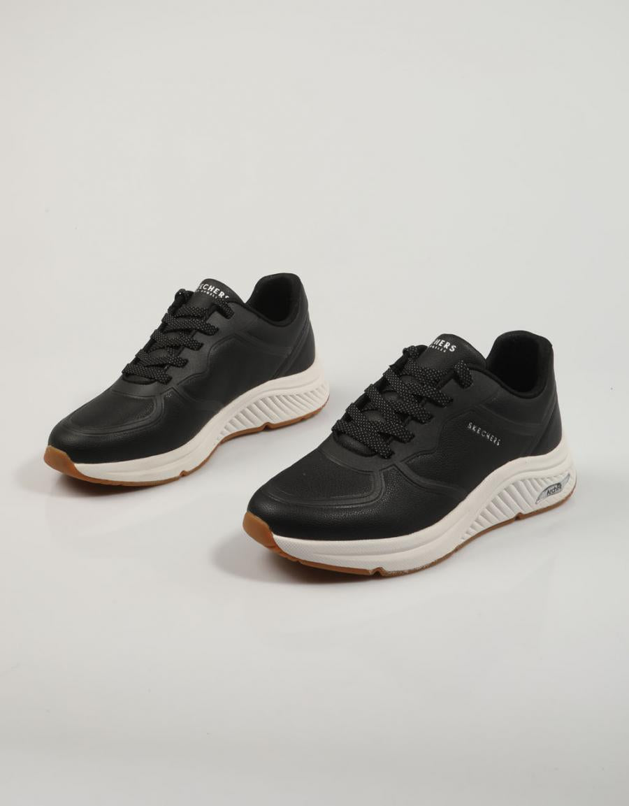ZAPATILLAS SKECHERS ARCH FIT en color Negro