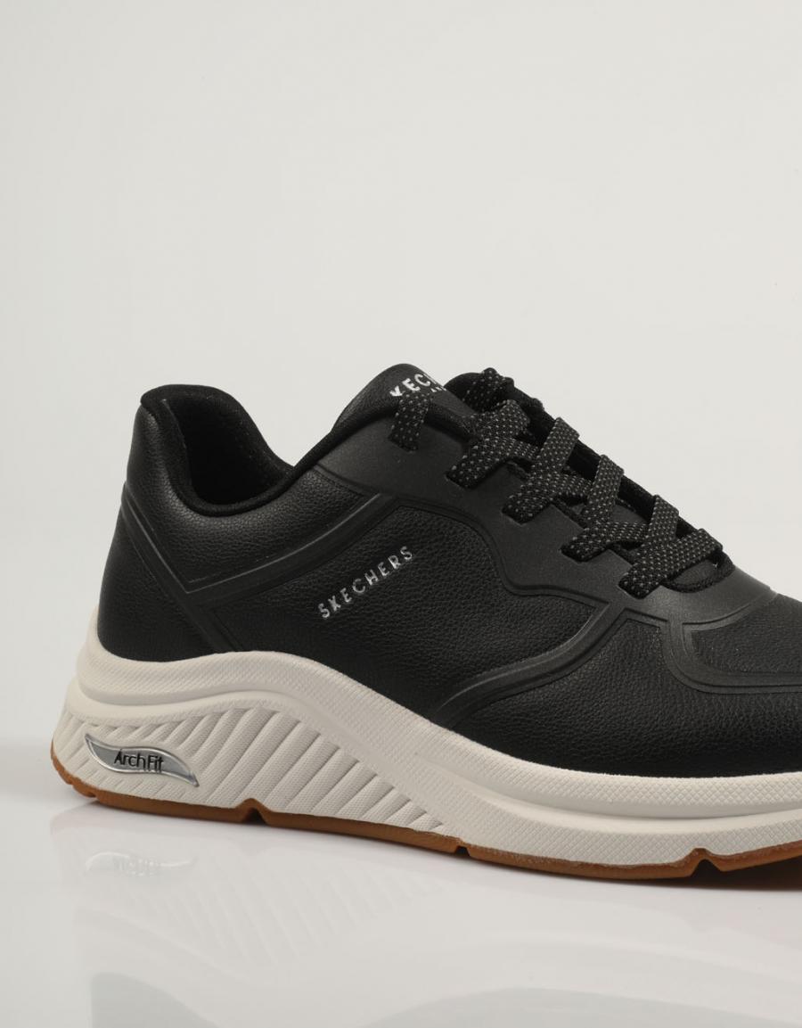 ZAPATILLAS SKECHERS ARCH FIT en color Negro
