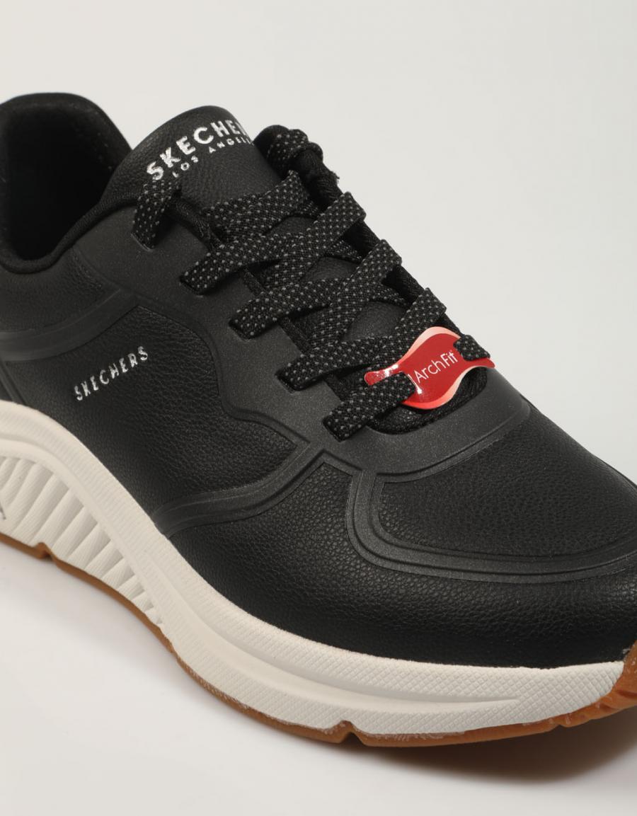 ZAPATILLAS SKECHERS ARCH FIT en color Negro