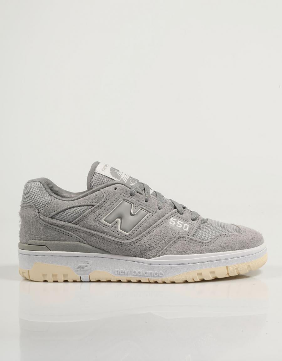ZAPATILLAS NEW BALANCE BB550 en color Gris