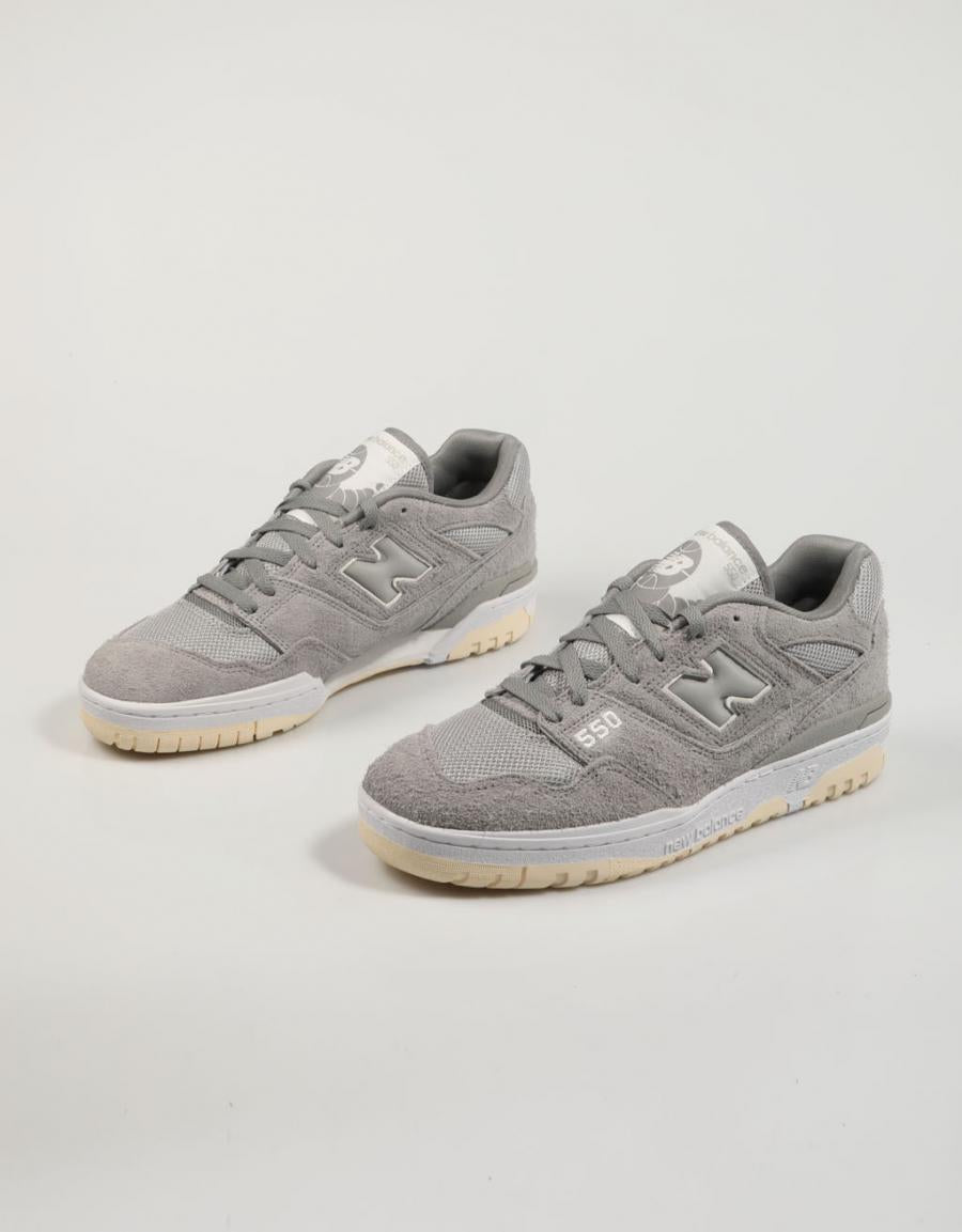 ZAPATILLAS NEW BALANCE BB550 en color Gris