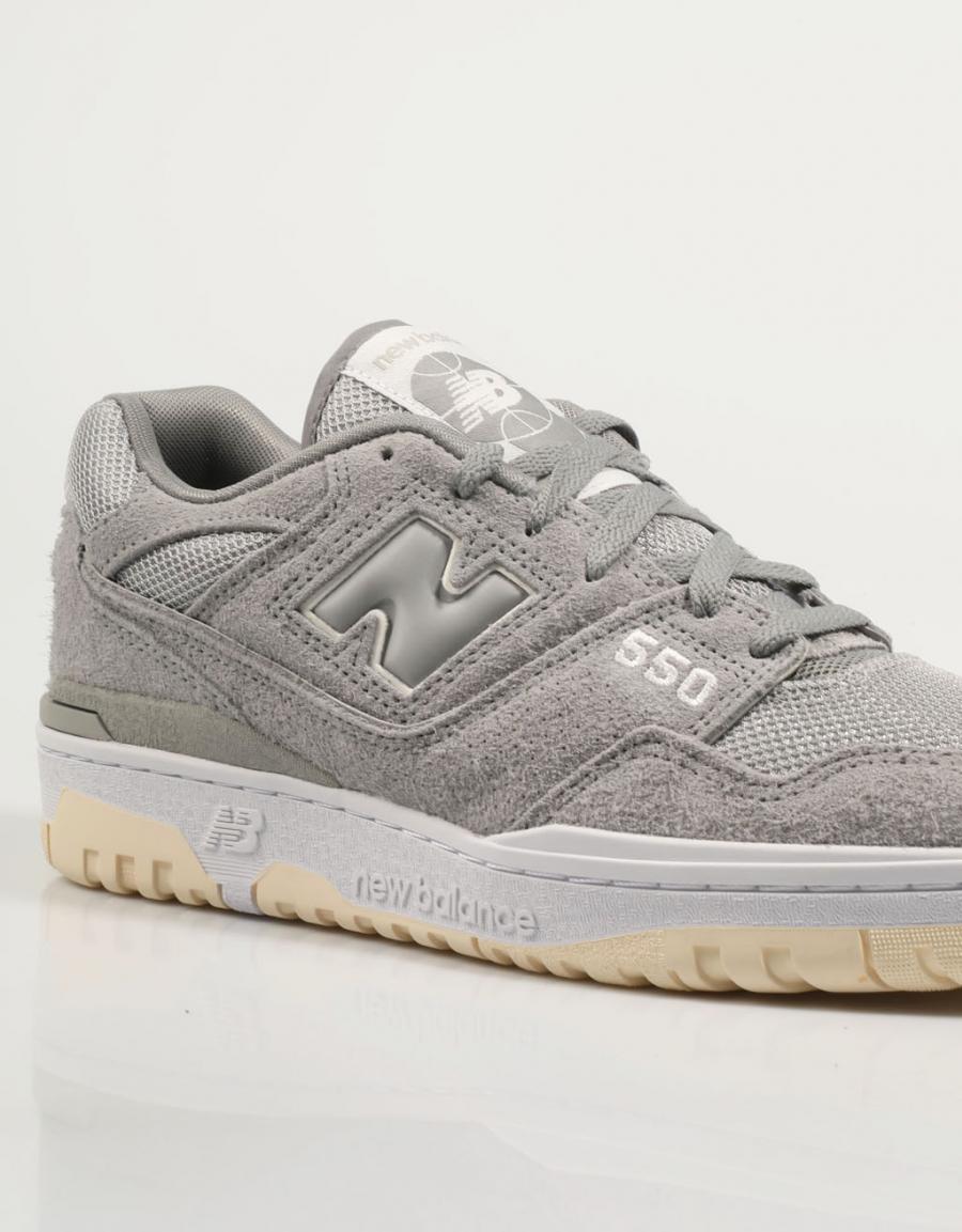 ZAPATILLAS NEW BALANCE BB550 en color Gris