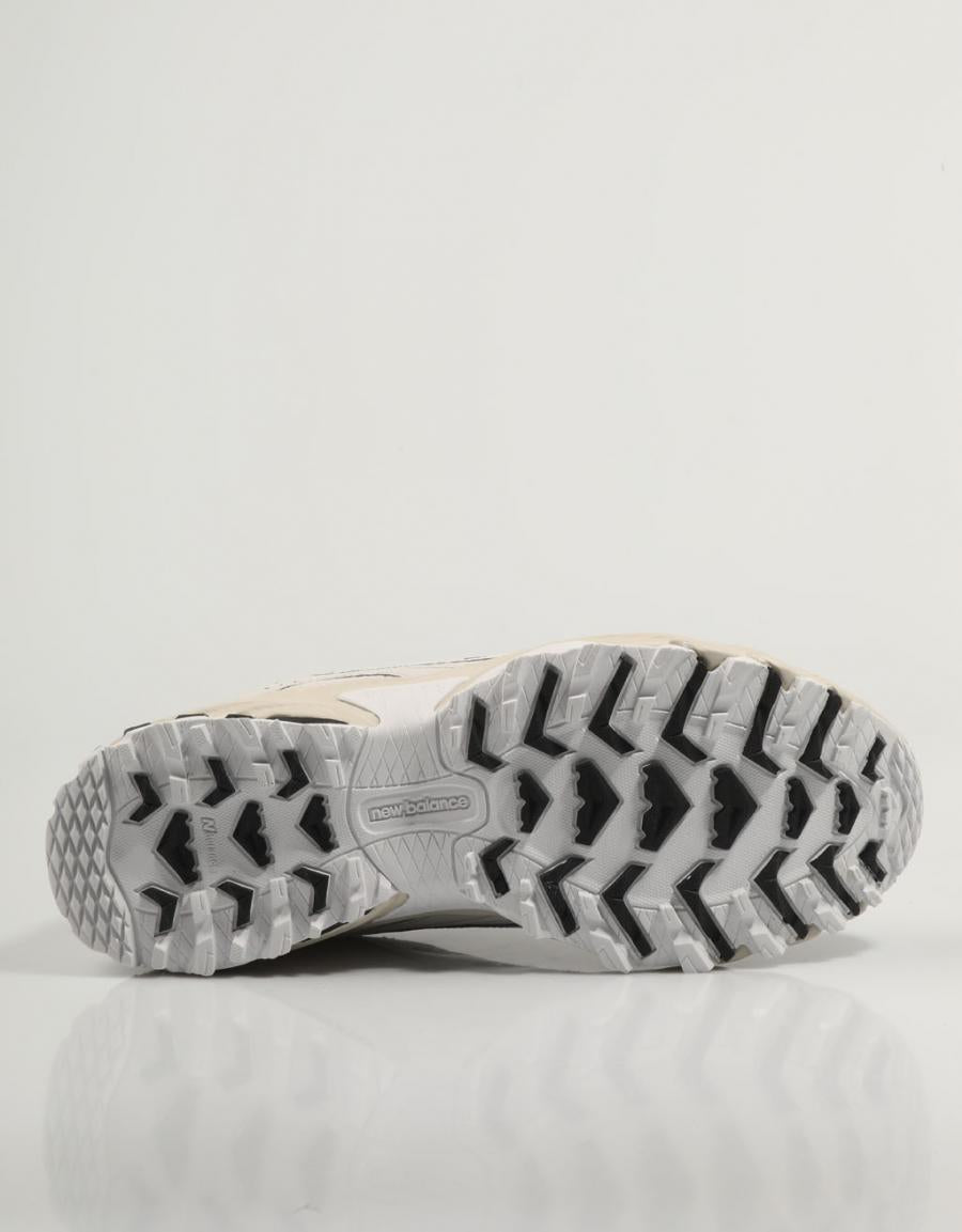 ZAPATILLAS NEW BALANCE ML610 en color Beige