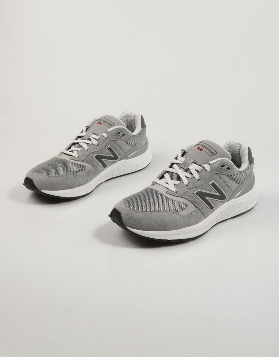 ZAPATILLAS NEW BALANCE MW880 en color Gris