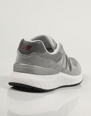 ZAPATILLAS NEW BALANCE MW880 en color Gris