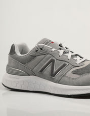 ZAPATILLAS NEW BALANCE MW880 en color Gris