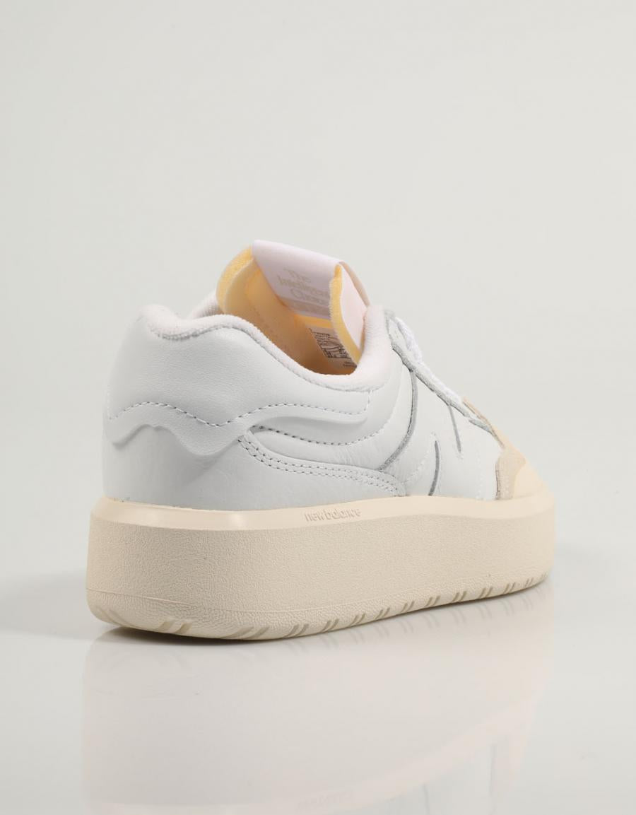 ZAPATILLAS NEW BALANCE CT302 en color Blanco