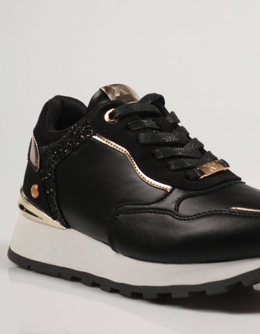 ZAPATILLAS XTI 141991 en color Negro