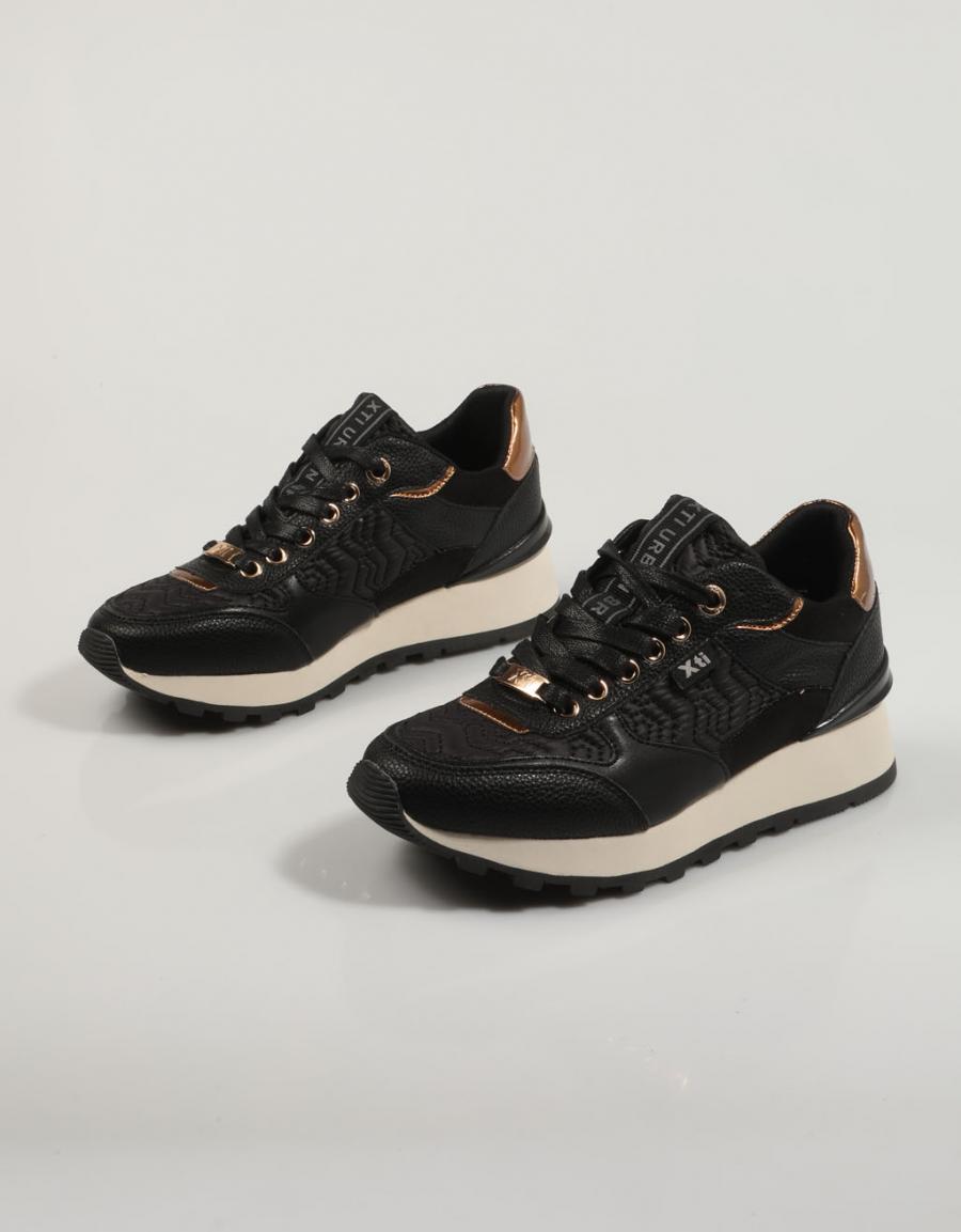 ZAPATILLAS XTI 140016 en color Negro