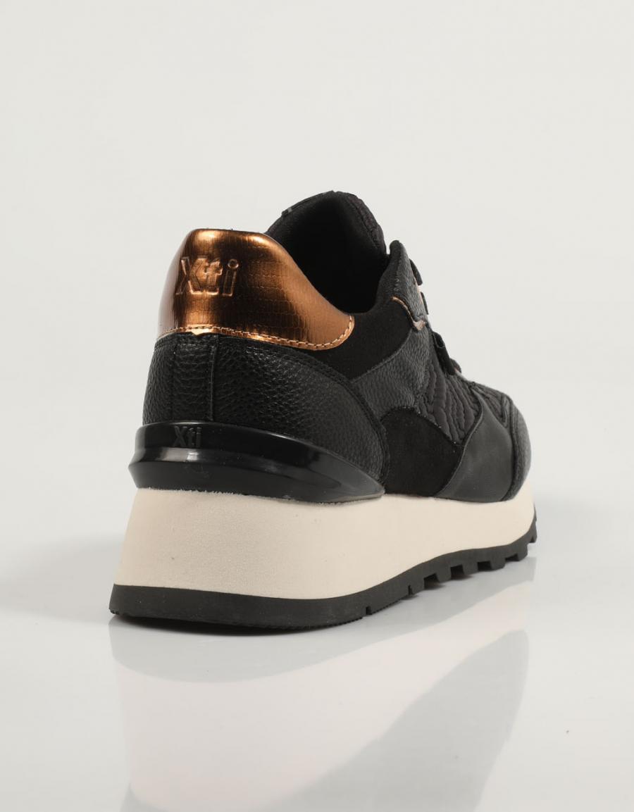 ZAPATILLAS XTI 140016 en color Negro